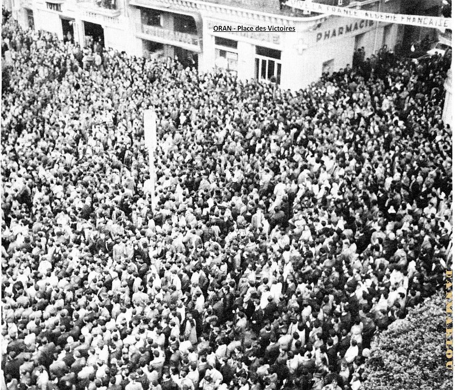 Oran - Place des Victoires - Manifestation.JPG